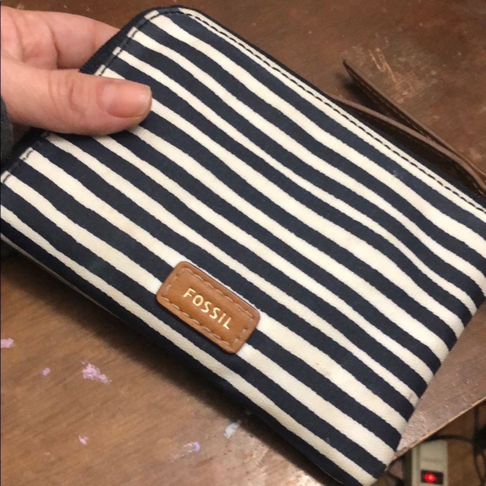 Fossil hand wallet
